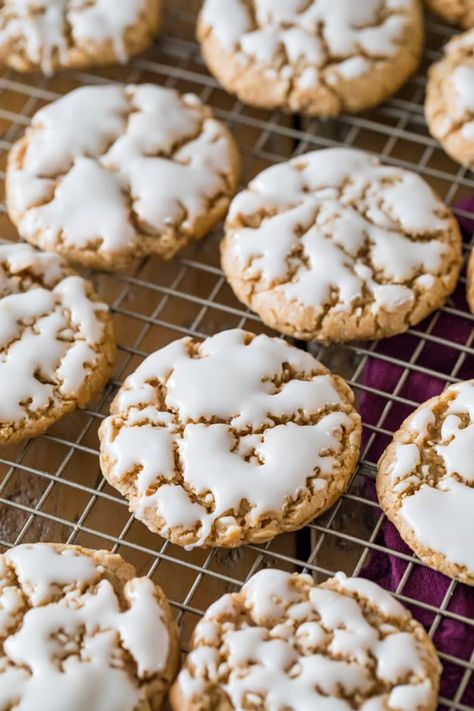 Chewy, old-fashioned ICED OATMEAL COOKIES! #cookierecipe #oatmealcookies Old Fashioned Oatmeal Cookies, Sugar Spun Run, Iced Oatmeal Cookies, Old Fashioned Oatmeal, Oatmeal Cookie Recipes, Crinkle Cookies, Savoury Cake, Oatmeal Cookies, Cookie Desserts