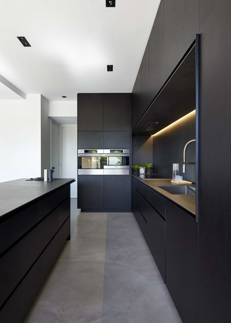 Black Kitchen Design, Black Kitchen Island, Kabinet Dapur, House Aesthetic, Modern Kitchen Cabinets, Black Kitchen, Black Cabinets, Trendy Kitchen, Decor Minimalist