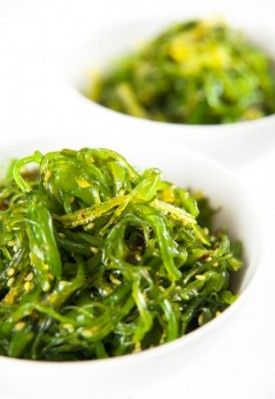 The secret of seaweed, plus easy ways to use them in your everyday dishes Wakame Salad, Vegan Egg Replacement, Resep Salad, Quick Salads, Sweet Chilli Sauce, Everyday Dishes, Vegan Eggs, Poke Bowl, Japanese Recipes