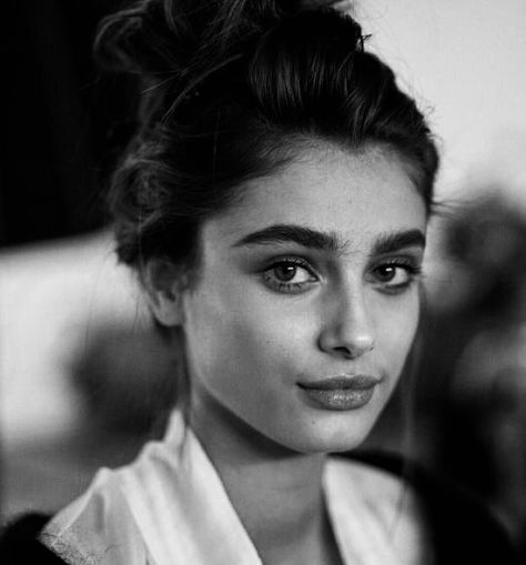 Taylor Hill Makeup, Hills Pictures, Bushy Eyebrows, Thick Brows, Taylor Marie Hill, Victoria Secret Makeup, Make Up Videos, Thick Eyebrows, Taylor Hill