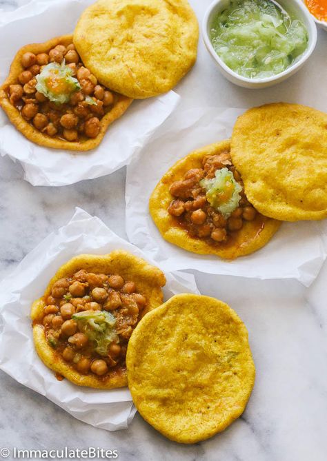 Doubles (curry chickpeas and spicy flat bread) Trinidadian Roti, Caribbean Appetizers, Trinidad Doubles, Guyana Food, Trini Recipes, Curry Chickpeas, Trinidad Food, Guyanese Recipes, Trinidad Recipes