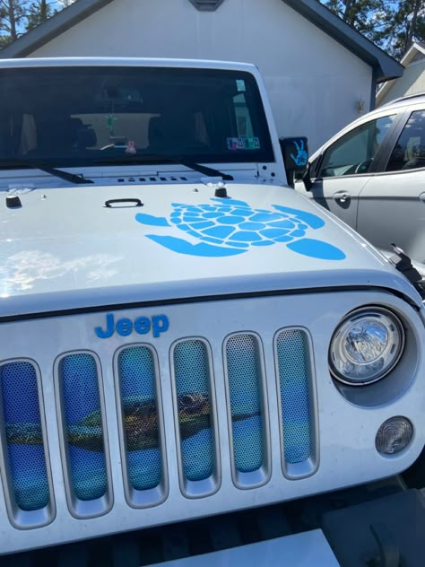 White Jeep With Blue Accents, Jeep Designs Ideas, Beach Jeep Wrangler, Light Blue Jeep Wrangler, Beachy Car Accessories, Beach Car Decor, Beachy Car Decor, Beach Car Aesthetic, Beachy Car Interior