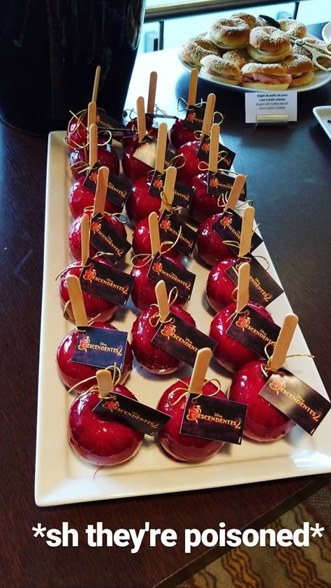 Poisoned apples from descendants Descendants Quinceanera, Descendants Themed Food, Descendants Party Activities, Descendants Desserts, Descendants 4 Party Ideas, Descendants Rise Of Red Birthday Party Ideas, Descendants Party Games, Descendants Party Food, Rise Of Red Descendants Party Ideas