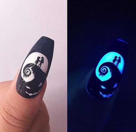 Source Instagram - Creepy Cool Nail Art - The Nightmare Before Christmas Scary Nails, Nightmare Before Christmas Nails, Holloween Nails, Nail Art Photos, Halloween Acrylic Nails, Cute Halloween Nails, Heart Nail, Nail Art Disney, Glow Nails