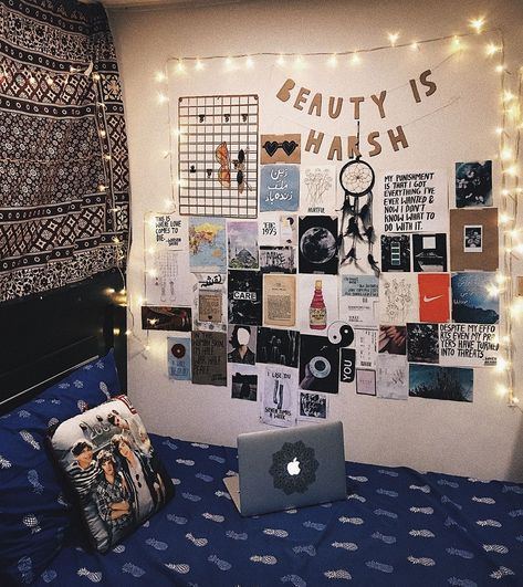 One Direction Room, Dorm Room Lights, Aesthetic Bedrooms, Inspo Wall, Wall Tapestry Bedroom, Dorm Room Wall Decor, Hostel Room, Room Tapestry, Photo Wall Decor