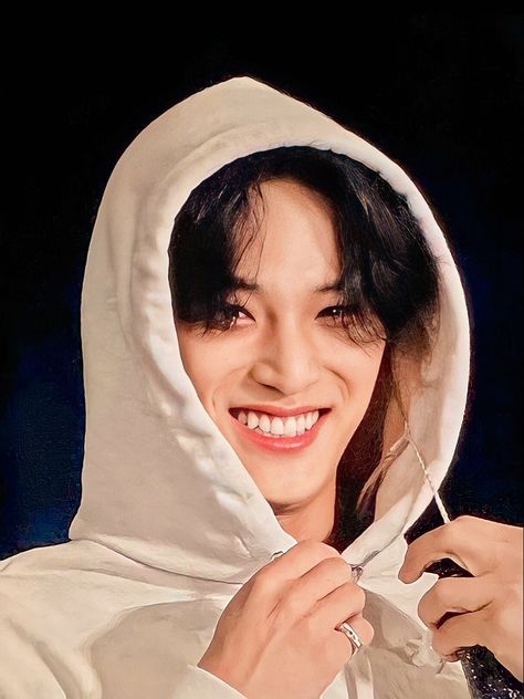 kim mingyu fangs Mingyu Vampire Teeth, Mingyu Fangs, Cute Mingyu, Mingyu Smile, Airport Crush, Smile Wallpaper, Vernon Seventeen, Vampire Teeth, Smile Teeth