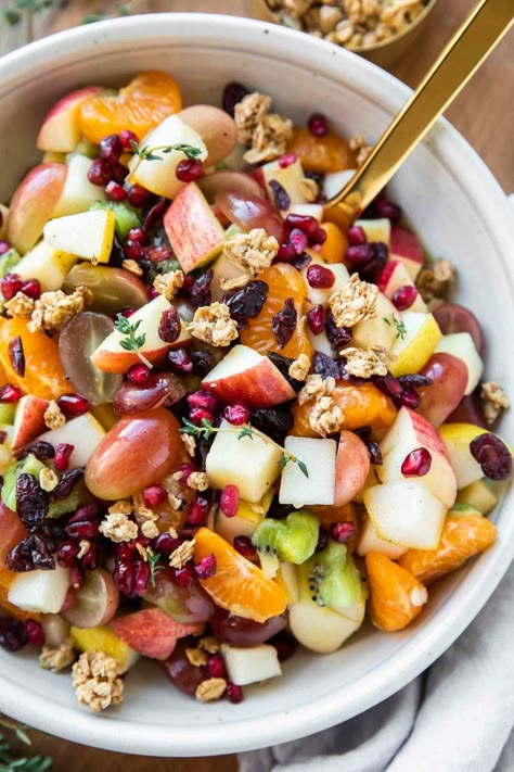 Thanksgiving Fruit Salad (Quick & Easy!) - Desserts & Drinks Fall Fruit Salad, Thanksgiving Fruit Salad, Thanksgiving Salads, Christmas Fruit Salad, Easy Fall Desserts, Thanksgiving Fruit, Sweet Salad, Winter Fruit Salad, Thanksgiving Salad