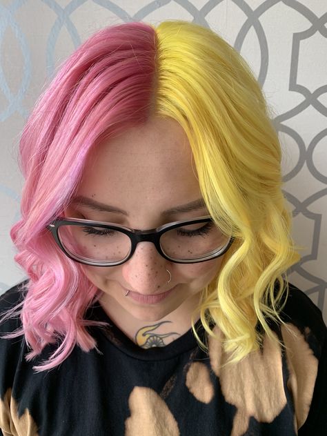 Half Yellow Half Pink Hair, Pink And Yellow Split Dye, Summer Hair Dye Ideas, Fun Haircolor, Pink Yellow Hair, Pink And Yellow Hair, Summer Hair Dye, Yellow Hair Color, Split Dye