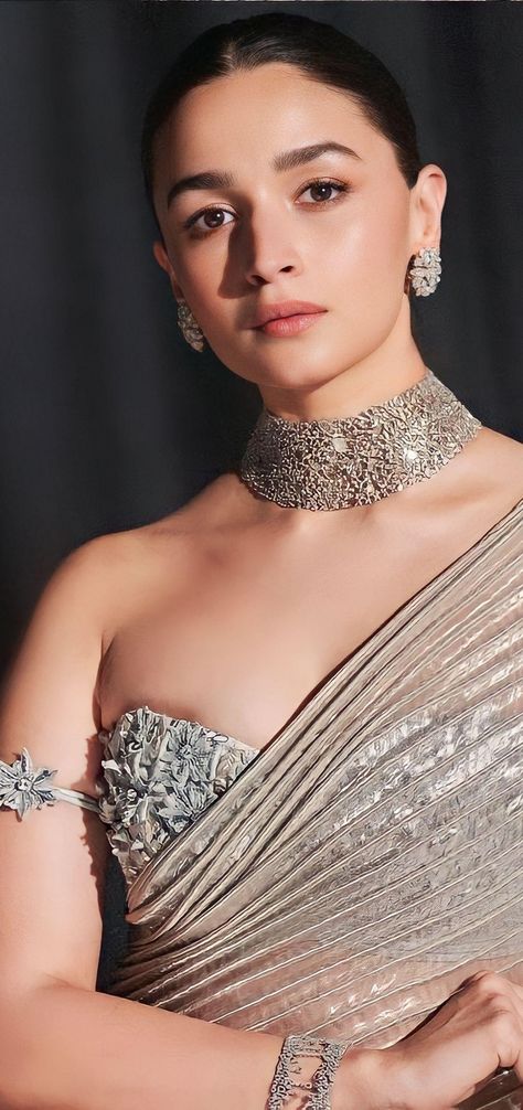 Alia Bhatt Photoshoot, Subtle Makeup, Bridal Poses, Model Outfits, Girl Celebrities, Short Hair Styles Easy, Crop Top Outfits, Saree Look, Alia Bhatt