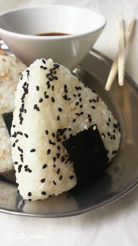 Vegan Onigiri Recipe, Koreansk Mad, Onigiri Recipe, Vegan Sushi, Vegan Appetizers, Japanese Snacks, Sushi Rice, Japan Food, Vegan Snacks