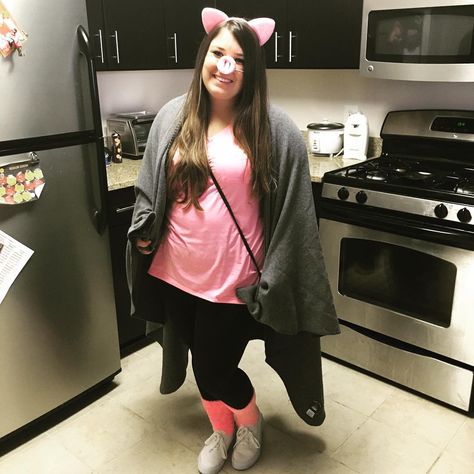 Dress up like a pig in a blanket this year for Halloween — such an easy DIY costume! Comfortable Halloween Costumes Women, Pig In A Blanket Costume, Pig In A Blanket, Pun Costumes, Punny Costumes, Princess Ideas, Punny Halloween Costumes, Clever Costumes, Clever Halloween