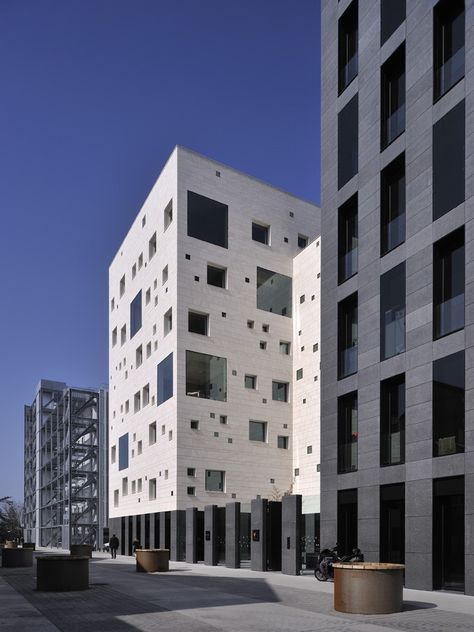 Grey Building, Arch Building, Nantes France, Collective Housing, Types Of Architecture, Skyscraper Architecture, Apartment Buildings, Tall Buildings, Apartment Architecture