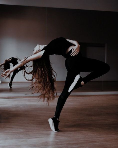 Em Aesthetic, Aesthetic Sports, Dancer Lifestyle, Dance Aesthetic, Dance Photography Poses, Dance Dreams, Dancing Aesthetic, On The Dance Floor, Dance Photos