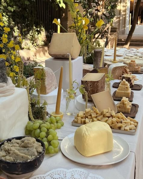 Cheese Table Wedding, Cheese Table, Italian Dinner Party, Brunch Table, Wedding Buffet, Portugal Wedding, Grazing Tables, Table Set Up, French Wedding