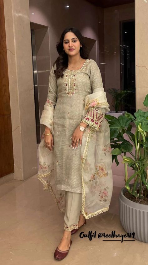 Baani Sandhu Suits, White Punjabi Suit, Banni Sandhu, Baani Sandhu, Suit Poses, Plazo Suits, Bridal Anarkali Suits, Pakistani Bridal Hairstyles, Silk Kurti Designs