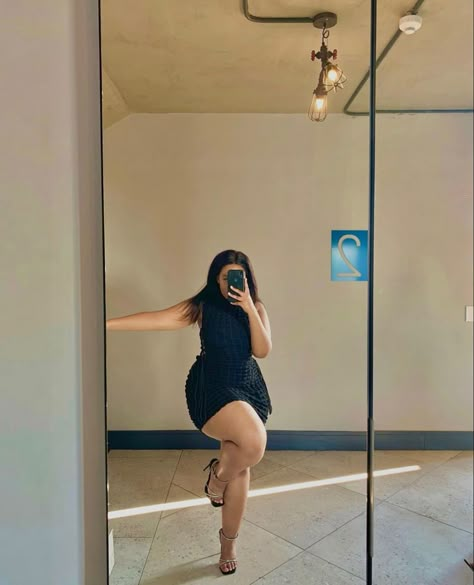 Plus Size Faceless Aesthetic, Photo Poses Instagram Plus Size, Mirror Poses Plus Size, Plus Size Profile Picture, Insta Pic Ideas Plus Size, Plus Size Mirror Pics, Photo Ideas For Plus Size Women, Plus Size Ig Poses, How To Pose As A Plus Size