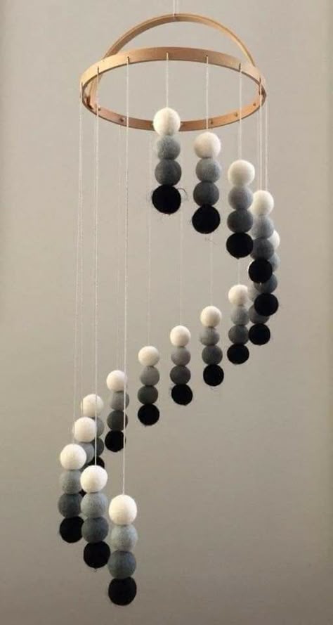 Felt Ball Mobile, Crib Decor, Baby Diy Projects, Diy Baby Mobile, Baby Mobil, Monochrome Nursery, Cot Mobile, Baby Ball, Felt Mobile