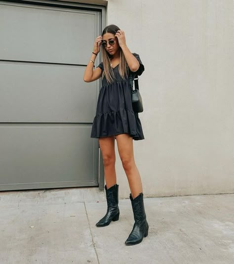 60+ Cute Cowboy Boots Outfits to Get in on Fall's Hottest Shoe Trend - Life with Mar Black Cowboots Outfits, Outfit Botas Cowboy Mujer, Black Cowgirl Boot Outfit, Outfit Con Cowboy Boots, Outfit Botas Vaqueras, Black Western Boots Outfit, Black Cowgirl Boots Outfit, Cowboy Boots Outfit Summer, Cute Cowboy Boots