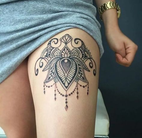 tatuajes para mujeres en la pierna muslo Cola Tattoo, Front Thigh Tattoos, Mandala Thigh Tattoo, Upper Thigh Tattoos, Cute Thigh Tattoos, Body Tattoo Design, Maori Tattoos, Thigh Tattoo Designs, Best Tattoos For Women