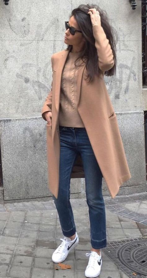 31 Ways How To Wear Camel Coats For Women 2019 Camel Coat Outfit, Looks Adidas, Fest Outfits, Mode Casual, Outfit Trends, Camel Coat, Casual Work Outfits, Coat Outfits, 가을 패션