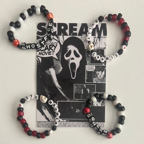 Clay Bead Bracelet Ideas Scream, Punk Kandi Bracelets, Ghost Face Bracelet, Horror Beaded Bracelet, Kuromi Kandi Bracelet, Horror Movie Beaded Bracelet, Scream Bracelet Ideas, Horror Movie Bracelets, Easy Kandi Bracelets