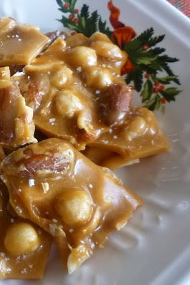 Nut Brittle, Peanut Brittle Recipe, Almond Brittle, Recipes Savory, Brittle Recipes, Candy Truffles, Grape Salad, Candy Recipes Homemade, Nut Recipes