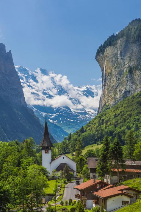 Grindelwald, el pueblo más bonito de Suiza: un viaje de cuento | Traveler Grindelwald Switzerland, Magical Landscapes, Trading Places, Interlaken, Swiss Alps, Mountain House, Travel Inspo, Dream Vacations, Dark Aesthetic