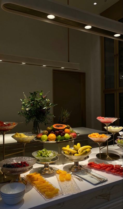 luxury fruit platter display brunch breakfast aesthetic Fruit Table Aesthetic, Aesthetic Serving Dishes, Luxury Breakfast Aesthetic, Fruit Platter Display, Breakfast Table Aesthetic, Platter Aesthetic, Luxury Brunch, Platter Display, Fruit Dinner