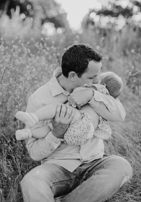 Family Photo Ideas | San Diego lifestye | Navy Grace Sitting In A Field, Kids Falling, Rylee And Cru, Family Photos With Baby, Family Photoshoot Poses, Family Photo Ideas, Family Portrait Poses, Baby Daughter, Frank And Oak