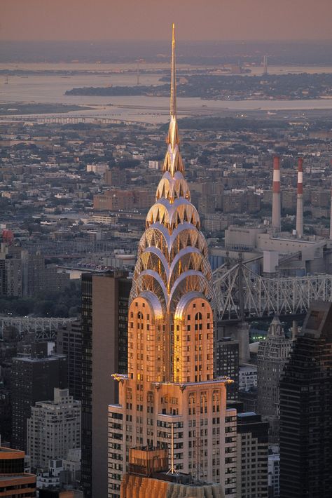 When the Chrysler Building—among the most recognizable examples of Art Deco architecture—was completed in 1930, it was 1,050 feet tall, and took the crown for the world’s tallest building (though not for long, as the Empire State Building superseded it in 1931). Striking gargoyles decorate corners of the 61st floor, while all floors above the 71st are unoccupied, there simply to facilitate access to the spire. What Is Art Deco, Arte Art Deco, Arsitektur Art Deco, Building Photography, Motif Art Deco, Building Illustration, Deco Architecture, Architecture Landmark, Art Deco Buildings