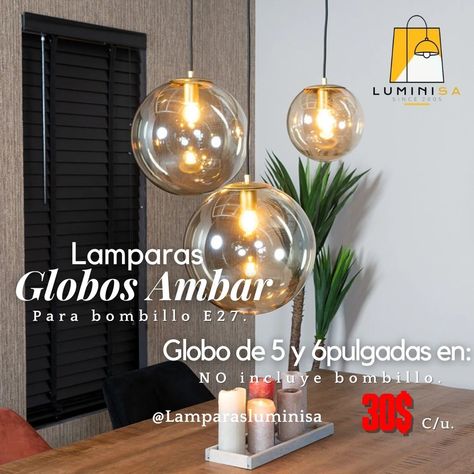 Lámpara colgante de tres luces con globos de cristal en color ámbar Las tres bolas de cristal de esta lámpara colgante son todas de color ámbar, pero cada una de un tamaño diferente y cuelgan a diferentes alturas de la placa del techo, por lo que la apariencia muestra un cierto dinamismo. La base de techo de metal en el techo y los accesorios tienen un acabado dorado o satinado que combina bien con el tono ámbar y, en general, la luminaria tiene un aspecto muy cálido y hogareño y destaca c... Color