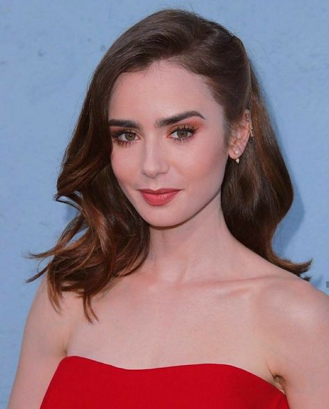 Medium Length Hair Styles Bridesmaid, Lily Collins Hairstyles, Medium Length Hair Styles Wedding Guest, One Side Hairstyle Woman, Hair Styles For One Shoulder Dresses, Lily Collins Hair, Oscar Hairstyles, Strapless Dress Hairstyles, Side Swept Hairstyles