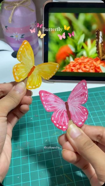 Flapping Butterfly, Yellow Crafts, Butterfly Butterfly, Paper Butterfly, Best Out Of Waste, Crafts Paper, Butterfly Painting, Art And Craft, Creative Crafts