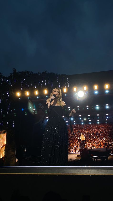 Concert Outfit Vegas, Adele Concert Outfit, Outfit Ideas Vegas, Date Ideas Couples, Adele Show, Aesthetic Concert Outfit, Adele Tour, Weekends With Adele, Concert Wallpaper