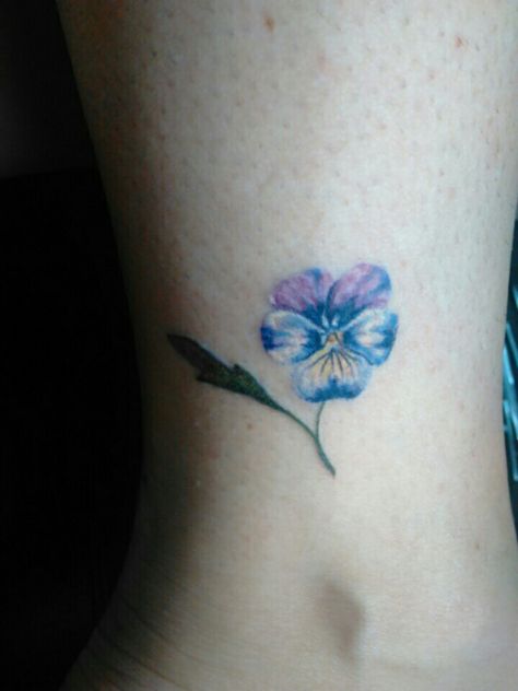 Pansy tattoo #JordanHaines #IkonicInk Petunia Tattoos For Women, Tattoo Shoulder Back, Pansy Tattoos, Divergent Tattoo, Wheat Tattoo, Ear Tats, Pansy Tattoo, Violet Flower Tattoos, Violet Tattoo