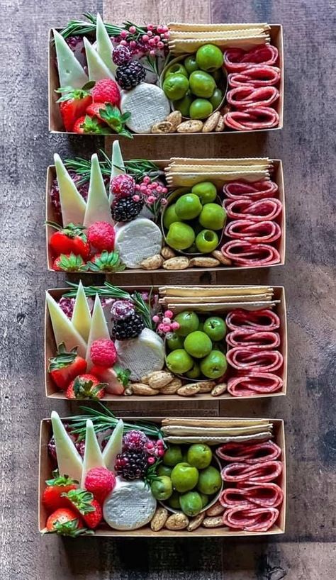 Charcuterie Lunch, Charcuterie Box, Snack Boards, Charcuterie Board Meats, Charcuterie Ideas, Outdoor Brunch, Charcuterie Gifts, Charcuterie Spread, Charcuterie Inspiration