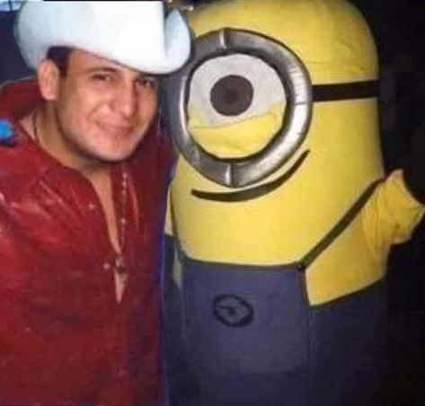 Valentin Elizalde con minion #minion #mexico #aesthetic #instagram #iconic Valentine Elizalde, Banda Aesthetic Mexico, Corridos Aesthetic, Minions Icons, Minions Aesthetic, Mexico Icon, Icons Aesthetic Instagram, Mexican Icons, Pines Aesthetic