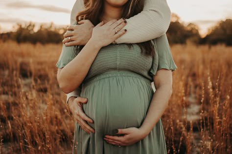 Maternity Photography Grass Field, Sunset Field Maternity Pictures, Fall Field Maternity Pictures, Autumn Maternity Photography, Maternity Photos In Creek, Easy Maternity Poses, Moody Fall Maternity Pictures, Curvy Maternity Photography, Simple Fall Maternity Pictures