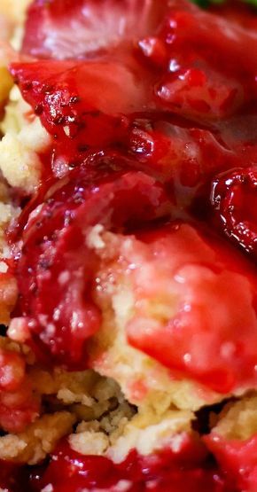 Strawberry Cobbler Recipe, Easy Delicious Dessert, Strawberry Cobbler, Bread Puddings, Yummy Desserts Easy, Strawberry Dessert Recipes, Strawberry Season, Fruit Cobbler, Cobbler Recipe