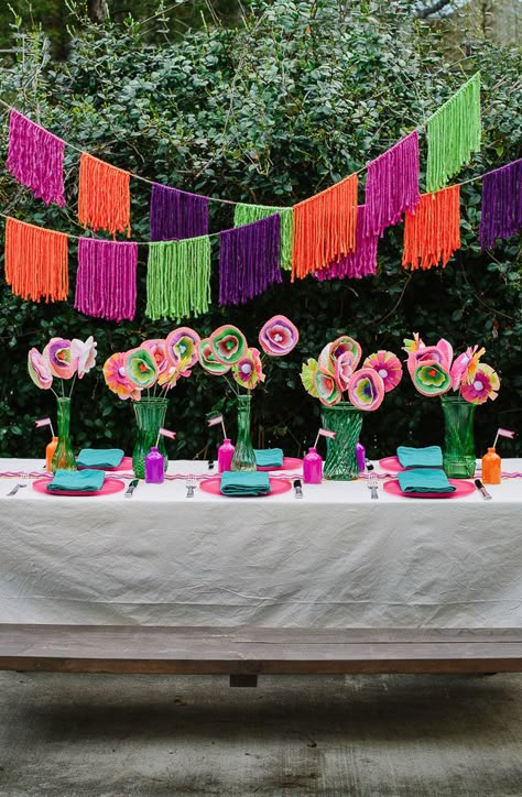 Host a Backyard Fiesta Party This Summer! Check out these simple DIY fiesta decor ideas Cinco De Mayo Traditions, Summer Backyard Parties, Bolo Rapunzel, Mexican Fiesta Party, Crafty Decor, Mexican Party Theme, Fiesta Theme, Trendy Baby Shower Ideas, Summer Birthday Party