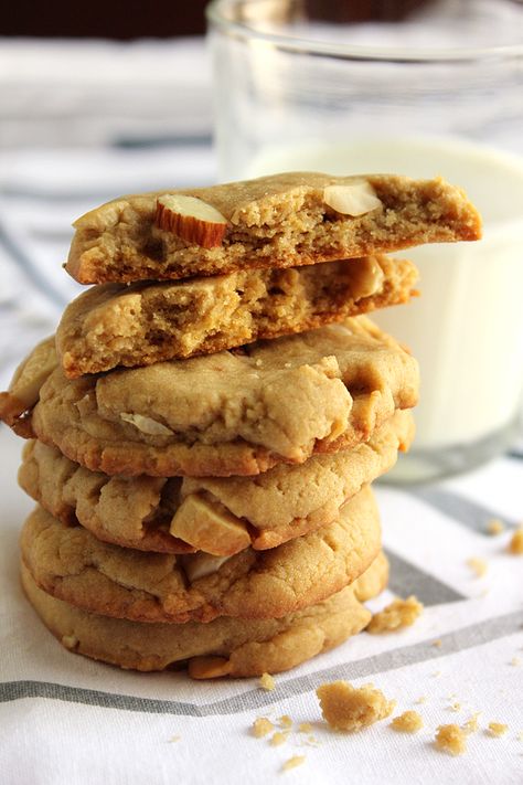 Festive Dessert Recipes, Butterscotch Chip Cookies, Low Calorie Cookies, Nuts Cookies, Recipes From Around The World, Favorite Cookie Recipe, Baking Recipes Cookies, Nut Recipes, Ring In The New Year