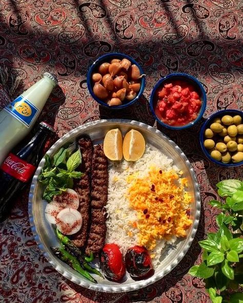 Iranian Nude Food (@persian_food_) on X Turkish Vibes, Persian Aesthetic, Persian Food Iranian Cuisine, Yummy Lunch Recipes, Persian Decor, Iran Food, Iranian Cuisine, Salad Recipes Healthy Easy, Moorish Architecture