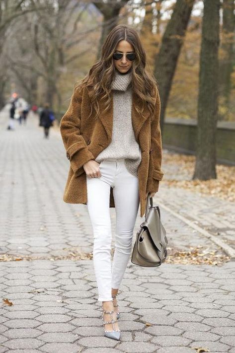 One of our favorite ways of wearing white jeans in the winter is to pair with a ton of camel and cream. Something Navy does the trend beautifully by adding in an oversized turtleneck sweater and a cozy, fuzzy coat. Wearing White Jeans, White Denim Outfit, How To Wear White Jeans, White Jeans Winter, Dress Sketch, Jeans Outfit Winter, White Jeans Outfit, Stylish Winter Outfits, Grunge Dress