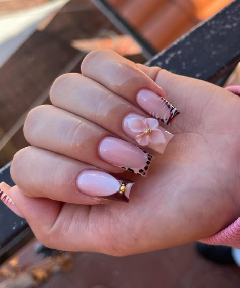 11 Stunning Thanksgiving Nail Ideas to Try This Holiday Season | BLCK FASHION Nail Styles Shapes, Autumn Nail Trends, Fall Outfits Brown, Short Nails Almond, Thanksgiving Nail Ideas, Fall Adventures, Funky Fingers, Fall Nail Design, Thanksgiving Nail