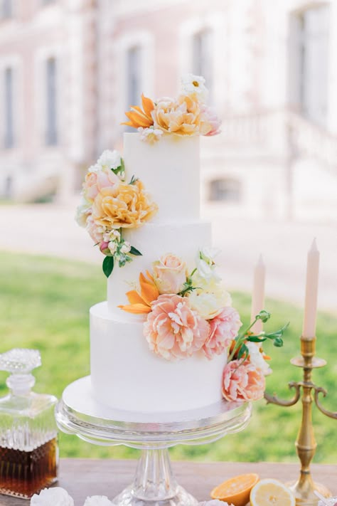 Wedding cake with decorated with peach and coral florals. Photo: @laurazormanphotography Wedding Cake Peach, Wedding Cake Fresh Flowers, Holly Wedding, Wedding Cake Cookies, Summer Wedding Cakes, Provence Wedding, Floral Wedding Cake, Peach Cake, Dream Venue