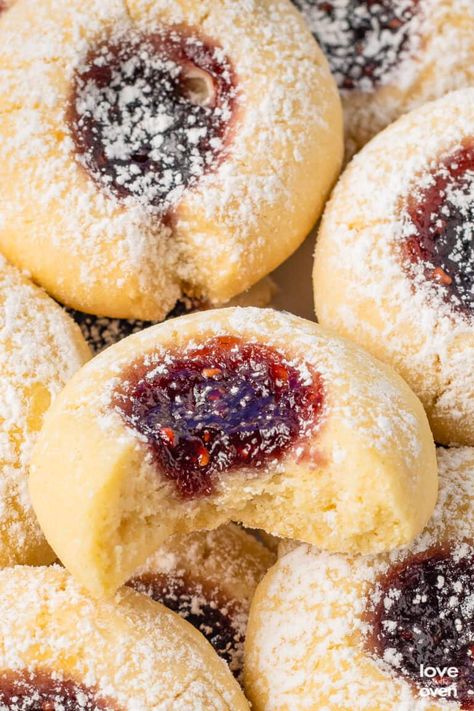 Raspberry Thumbprint Cookies • Love From The Oven Best Thumbprint Cookies, Jam Biscuits, Raspberry Thumbprint, Raspberry Thumbprint Cookies, Cookies Love, Cake Box Cookies, Jam Thumbprint Cookies, Love From The Oven, Aip Desserts