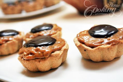 What not to love when pairing walnut, caramel and chocolate. These walnut caramel mini tarts are rich, sweet and full of caramel filling and walnut flavor. Walnut Caramel, Mini Tart Shells, Mini Tarts, Caramel Filling, Caramel Tart, Tart Molds, Butter Tarts, Baked Strawberries, Mini Tart