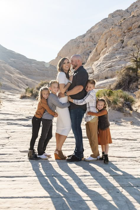 Check out the Mills family photoshoot in Southern Utah's white rocks. This is one of my favorite St. George locations for family photoshoots. See more Southern Utah family pictures on the blog and get inspired by fall outfit ideas, and family of 6 picture poses. Book your St. George family photos at tarahphoto.com! Family 6 Photoshoot, Family Of 6 Christmas Pictures, Family Of 6 Photoshoot Ideas, Family Of 6 Photoshoot Poses, Extended Family Pictures Indoor, Family Photoshoot 4 Kids, Family Of 7 Photoshoot Poses, Family Of 9 Picture Poses, Older Family Of 4 Picture Poses