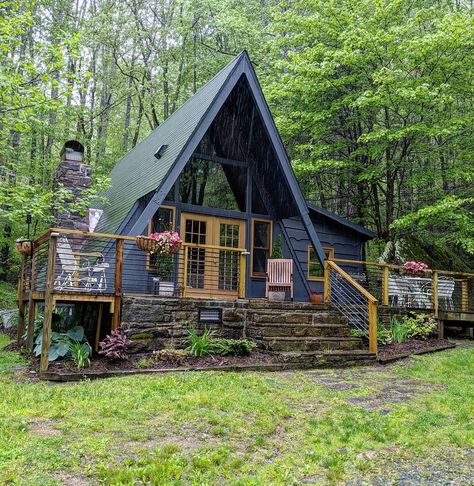 A frame cabin design Bungalow In The Woods, Cozy A Frame Cabin, A Line Cabin, Triangle Cabin, A Frame Cottage, A Frame Camper, A Frame Cabin Plans, Triangle House, A Frame Cabins