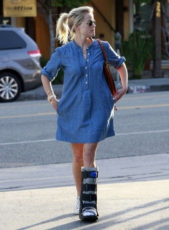 Cute denim dress. www.myfabcast.com Medical Boot Outfit, Ankle Break, Walking Cast Boot, Office Work Attire, Medical Boot, Long Leg Cast, Reese Witherspoon Style, Carnival Girl, Leg Cast